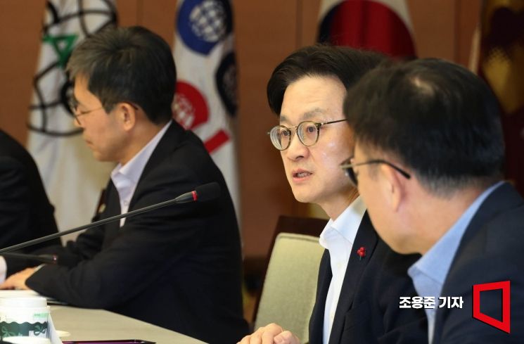 김정관 산업통상부 장관이 22일 서울 중구 대한상공회의소 챔버라운지에서 열린 석유화학산업 구조개편의 성공적 이행을 위한 '석유화학업계 사업재편 CEO 간담회'에 참석,발언하고 있다.2025.12.22 조용준 기