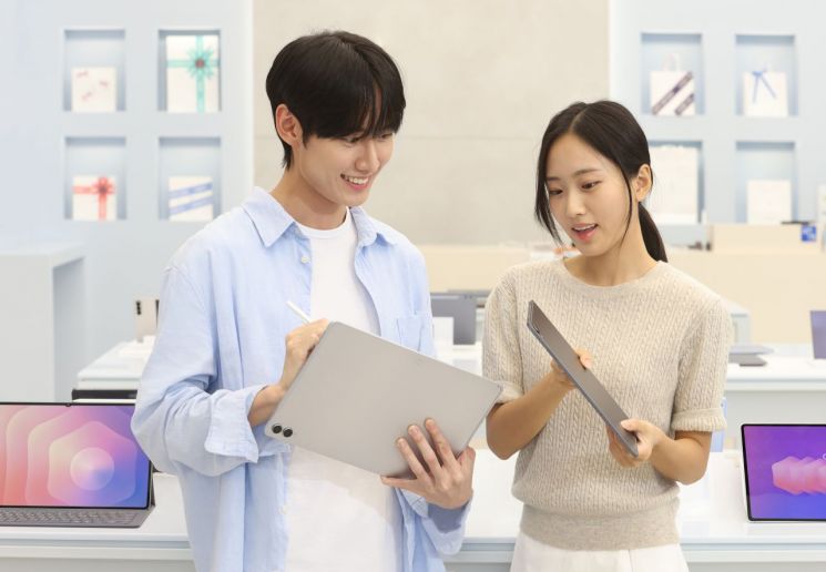 삼성전자 모델이 갤럭시 탭 S11 시리즈를 체험하고 있다.삼성전자 제공