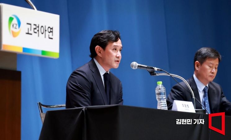 최윤범 고려아연 회장이 지난해 11월13일 서울 중구 대한상공회의소에서 열린 고려아연 기자회견에서 발언하고 있다.오른쪽은 박기덕 대표이사.최 회장은 이날 “최대한 빠른 시일 내에 이사회 의장직을 내려놓고,사외이