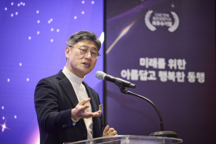 SK텔레콤은 22일 '2025 최우수 협력사 시상식'을 열었다.정재헌 SKT 최고경영자(CEO)가 시상식에서 축사를 하고 있다.SK텔레콤 제공