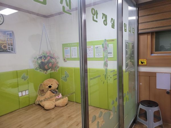 소리를 지르거나 문제 행동이 나타나는 치매환자는 별도의 심신안정실에 격리해 환자가 안정될 때까지 기다려준다.