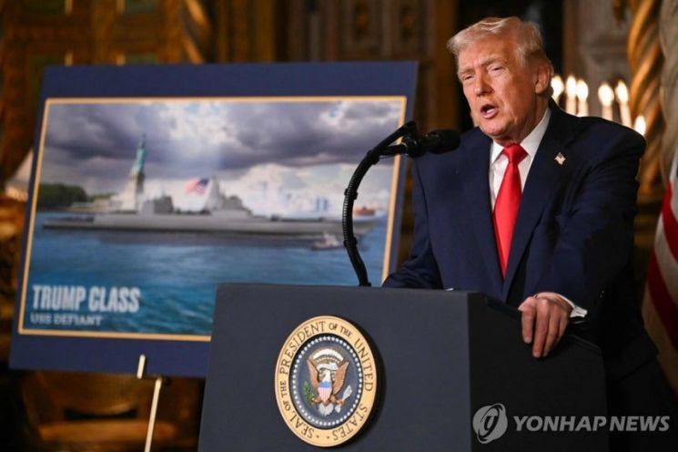 도널드 트럼프 미국 대통령이 22일(현지시간) 미국 플로리다주 팜비치 마러라고 리조트에서 미 해군의 차세대 군함 건조 계획인‘황금 함대’구상을 발표하고 있다.트럼프 대통령은 자신의 이름을 딴‘트럼프급’전함