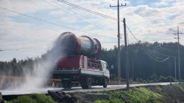전남도가 조류인플루엔자 확산을 막기 위해 선제적 소독작업을 펼치고 있다.전남도 제공