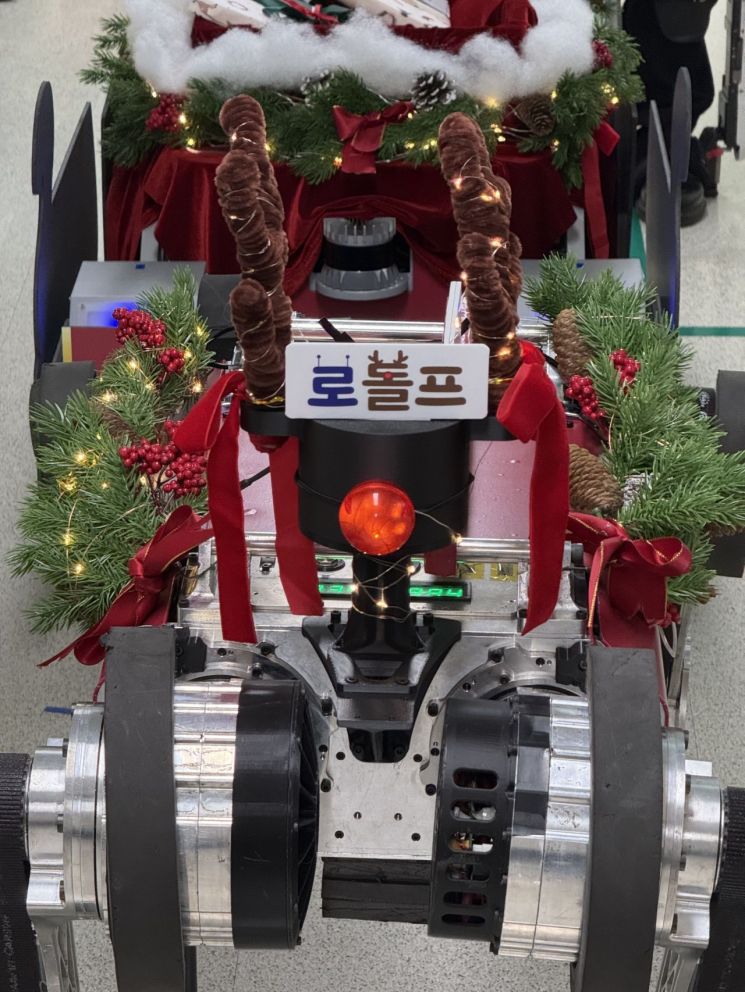 24일 한국원자력병원에서 한국과학기술원이 제작한 4족로봇이 '로돌프'로 변신해 배경훈 과학기술부총리겸 과학기술정보통신부 장관과 함께 소아청소년암 환자들을 위로하는 이벤트를 하고 있다.사진=한국원자력병원