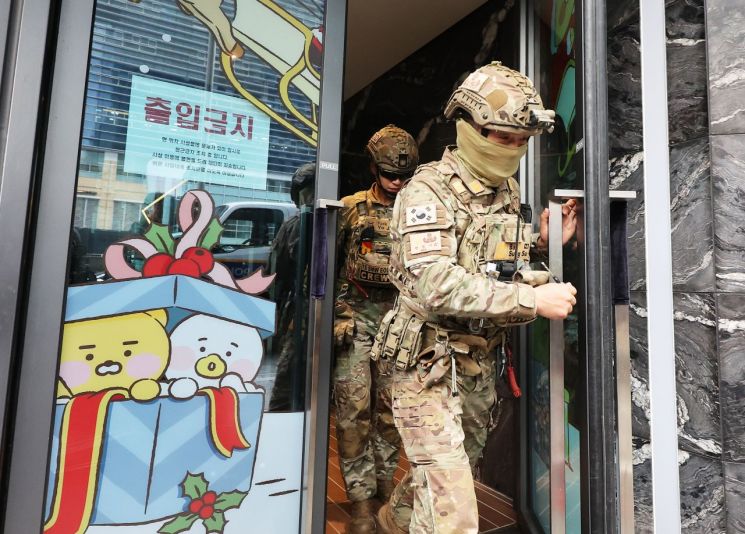 지난 15일 경기 성남시 분당구 카카오 판교아지트 건물에 폭파 협박이 있었다는 사측의 신고가 접수돼 경찰과 군이 수색에 나섰다.연합뉴스