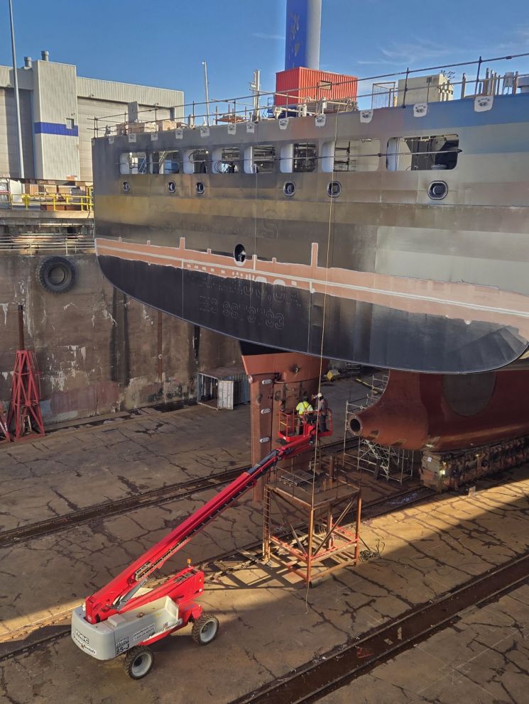 지난 22일(현지시간) 미국 펜실베이니아주 필라델피아 네이비 야드에 위치한 한화 필리조선소에서 선박 건조 작업이 진행 중이다.필라델피아=권해영 특파원