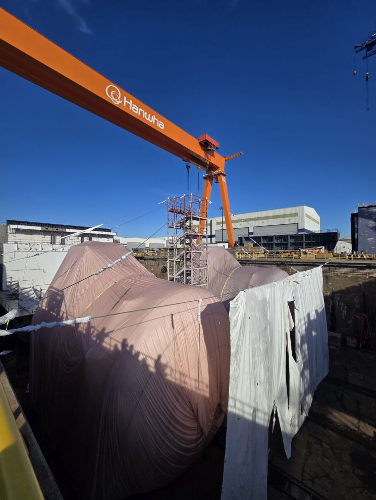 지난 22일(현지시간) 미국 펜실베이니아주 필라델피아 네이비 야드에 위치한 한화 필리조선소에서 선박 건조 작업이 진행 중이다.필라델피아=권해영 특파원