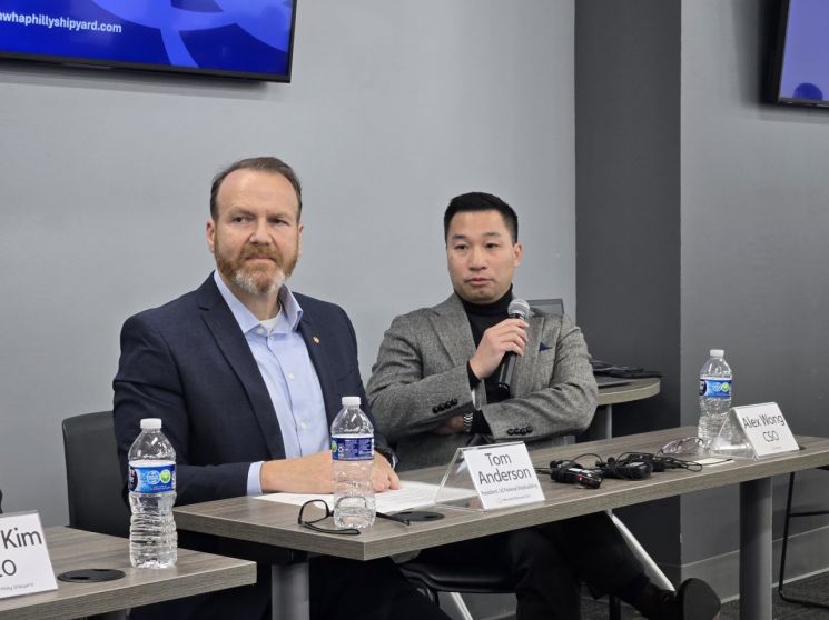 지난 22일(현지시간) 한화 필리조선소에서 톰 앤더슨 한화디펜스USA 조선사업부문 사장(왼쪽)과 알렉스 웡 한화그룹 글로벌 최고전략 책임자(CSO)가 미디어 대상 간담회에 참여해 발언하고 있다.필라델피아=권해영 특