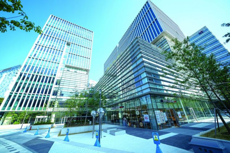 제1·2판교테크노밸리의 임직원 수가 8만3000명을 넘어섰으며,기업들의 연구개발 활동과 고용 규모 역시 꾸준히 확대되는 추세다.