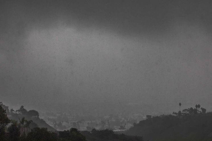 미국 캘리포니아주 남부가 성탄절 전날인 24일(현지시간) 강력한 폭풍우에 휩싸이면서 현지 당국이 비상사태를 선포했다.연합뉴스