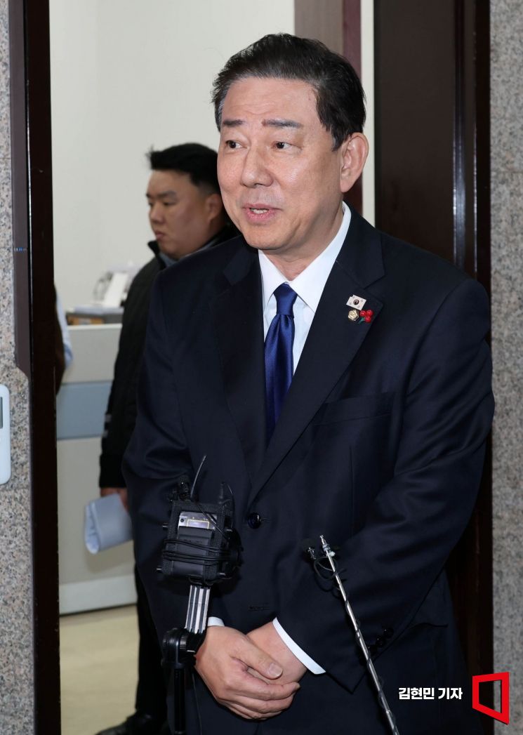 김병기 더불어민주당 원내대표가 24일 국회에서 '가족 항공사 의전 의혹'에 대한 입장을 말하고 있다.