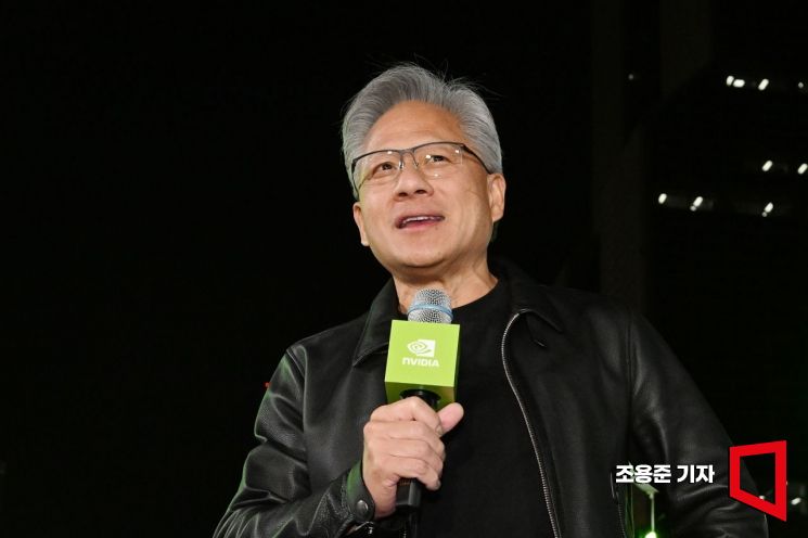 젠슨 황 엔비디아 최고경영자(CEO)가 30일 저녁 서울 강남구 코엑스에서 열린 엔비디아 그래픽카드(GPU)‘지포스’의 한국 출시 25주년 행사에 참석해 시민들과 대화를 나누고 있다.2025.10.30 조용준 기