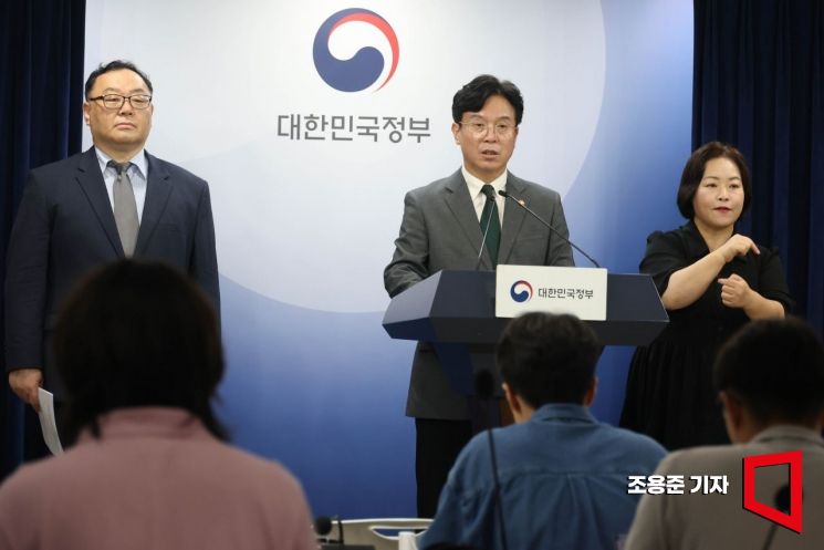 김영훈 고용노동부 장관이 지난 7월 서울 종로구 정부서울청사에서 노란봉투법(노동조합 및 노동관계조정법 2·3조 개정안) 관련 브리핑을 하는 모습.