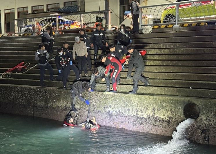 완도군에서 술을 마신 60대 남성이 바다에 빠졌다가 해양경찰의 구조로 목숨을 건졌다.완도해양경찰서 제공