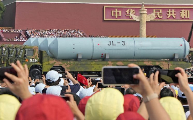 지난 9월3일(현지시간) 중국 베이징 톈안먼광장에서 열린 전승절 80주년 기념 대규모 열병식에서 공개된 잠수함발사탄도미사일(SLBM) JL-3의 모습.연합뉴스