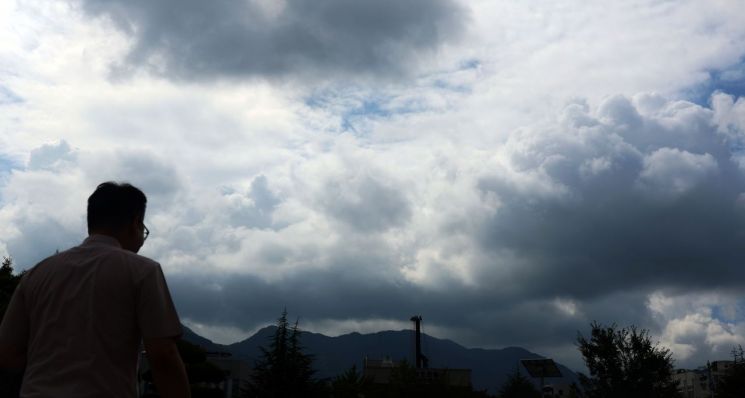 경남 창원시 성산구 하늘 위로 많은 구름이 보인다.연합뉴스