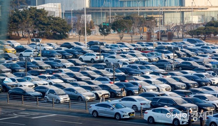 서울 김포공항 국내선 주차장이 차량으로 가득차 있다.