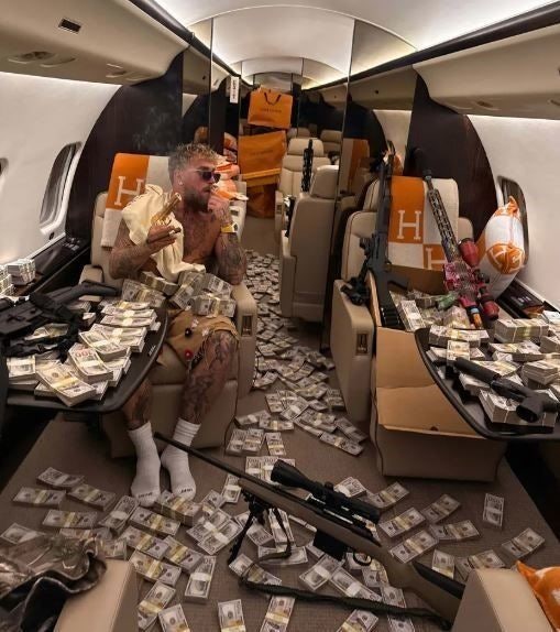 턱뼈 부러졌지만 1360억 챙겼다...전용기에 돈 잔뜩 부리고 '찰칵'