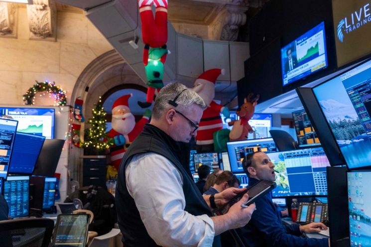 미국 뉴욕증권거래소(NYSE) 거래장에서 트레이더들이 업무를 보고 있다.AFP연합뉴스