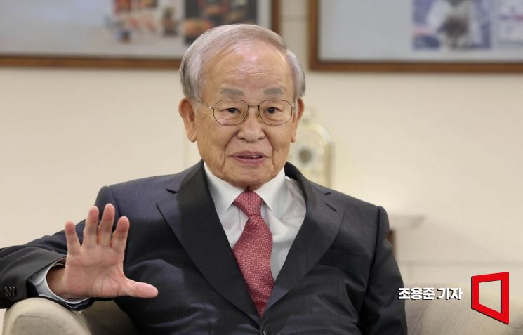 손경식 한국경영자총협회 회장이 24일 서울 중구 CJ 본사에서 아시아경제와 인터뷰하고 있다.조용준 기자