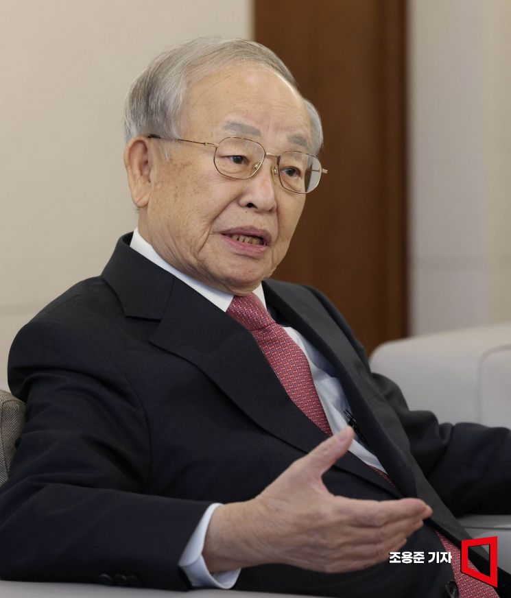 손경식 한국경영자총협회 회장이 24일 서울 중구 CJ 본사에서 아시아경제와 인터뷰하고 있다.조용준 기자