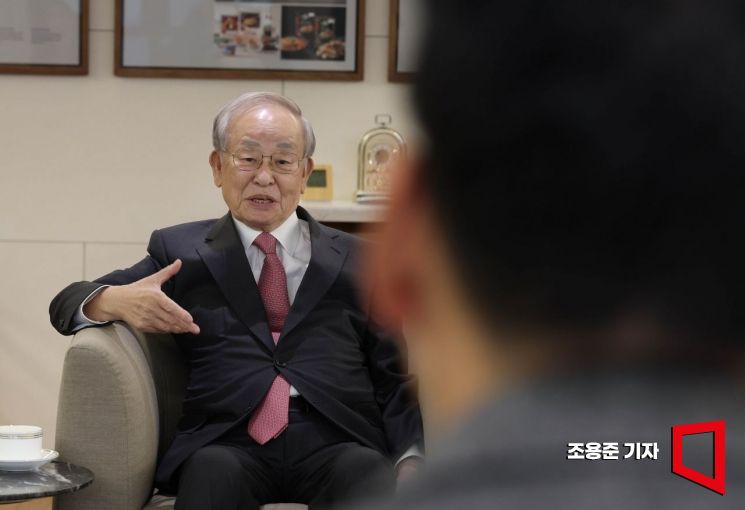 손경식 한국경영자총협회 회장이 24일 서울 중구 CJ 본사에서 아시아경제와 인터뷰하고 있다.조용준 기자