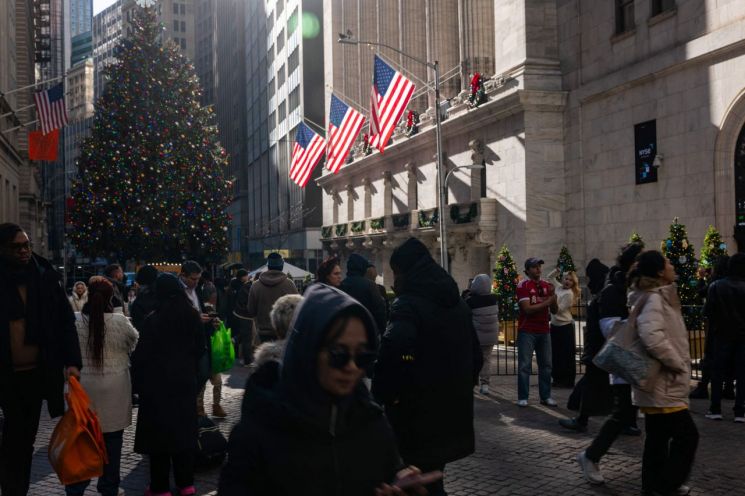 크리스마스 연휴를 앞둔 24일(현지시간) 미국 뉴욕증권거래소(NYSE) 앞을 사람들이 오가고 있다.AFP연합뉴스