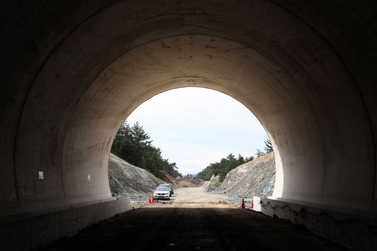 호남고속철도 공사 구간 중 일부인 학교교 건설 현장.전남도 제공