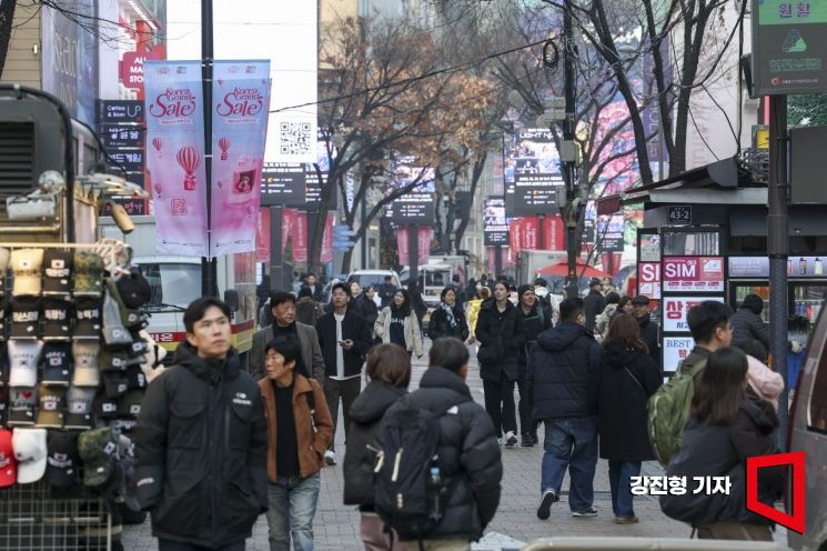 17일 서울 중구 명동거리에 '2026 코리아그랜드세일'을 알리는 현수막이 걸려 있다.코리아그랜드세일은 방한 관광 비수기에 외국인의 방한 관광과 소비를 촉진하기 위해 항공,숙박,쇼핑,식음,체험,편의 서비스