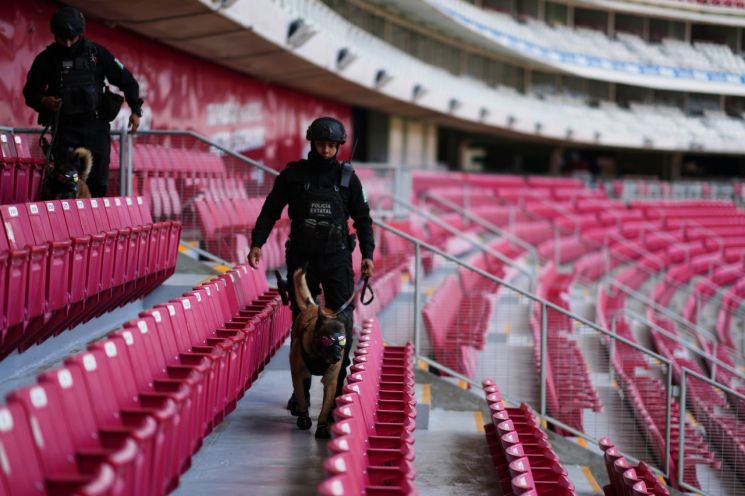 북중미 월드컵을 앞두고 할리스코주의 치안 문제가 불거진 것은 이번이 처음이 아니다.이달 초에는 2022년 이후 아크론 스타디움 인근에서 시신이 담긴 가방이 최소 456개 발견됐다는 보도가 나와 충격을 준 바 있다.