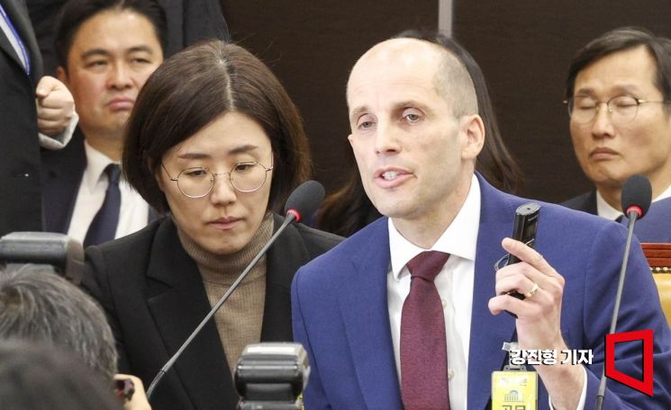 헤롤드 로저스 쿠팡 대표이사가 29일 서울 여의도 국회에서 열린 '쿠팡 연석 청문회'에 참석해 발언 하고 있다.2025.12.30 강진형 기자