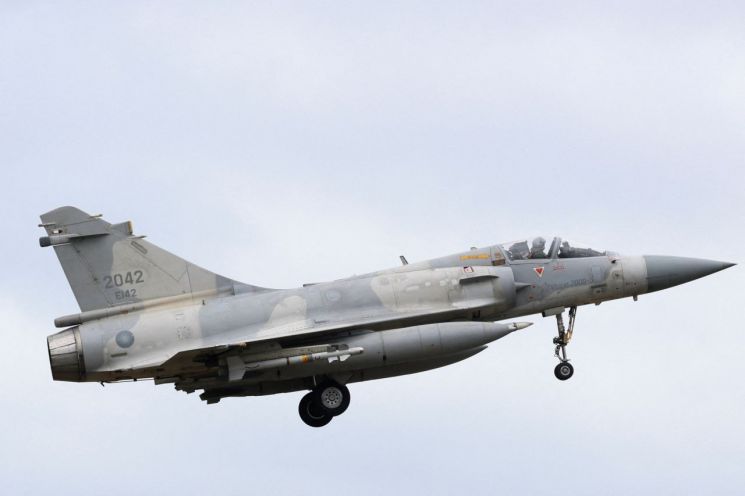 30일(현지시간) 중국 인민해방군 동부전구가 대만 포위 군사훈련을 실시하는 가운데 대만 신주 공군기지에서 대만 공군 미라주 2000 전투기가 비행하고 있다.로이터연합뉴스