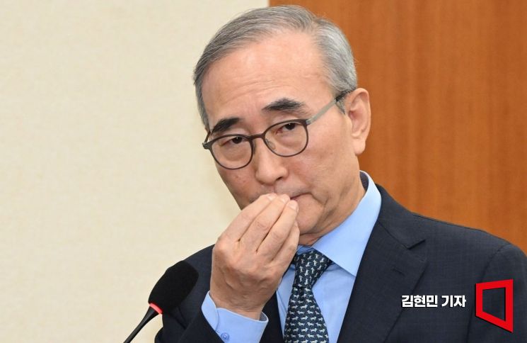 김영섭(오른쪽) KT 대표가 21일 서울 여의도 국회에서 실시된 과학기술정보방송통신위원회의 해킹사태 관련 국정감사에 출석해 의원들의 질책을 듣고 있다.2025.10.21 김현민 기자