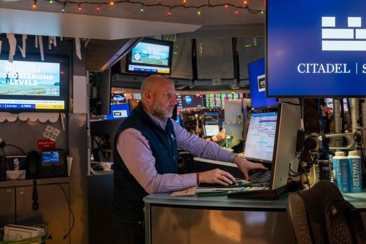 미국 뉴욕증권거래소(NYSE) 거래장에서 트레이더가 업무를 보고 있다.AFP연합뉴스