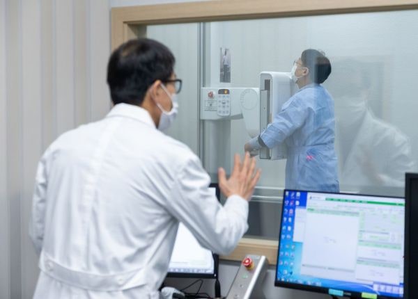 '흉부 엑스레이' 건강검진 필수였는데…이제 50세 이상만 받는다, 왜