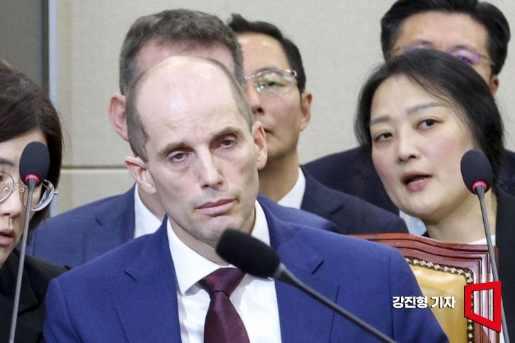 헤롤드 로저스 쿠팡 대표이사가 29일 서울 여의도 국회에서 열린 '쿠팡 연석 청문회'에 참석하고 있다. 2025.12.30 강진형 기자