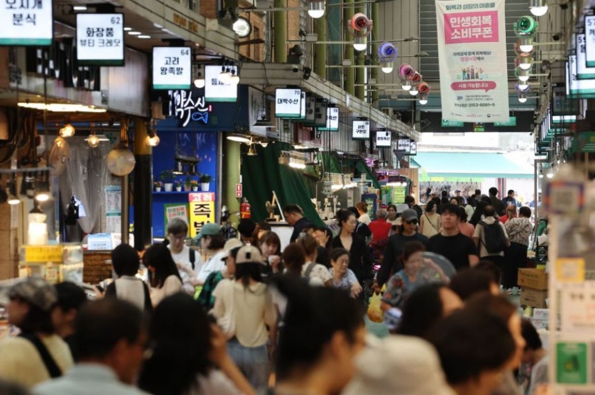 2026년 서울시는 소상공인을 위해 중소기업 육성을 위한 지원금과 특별보증 등 총 2조4000억원 규모의 금융지원에 나선다.사진은 서울시내 한 시장의 모습.연합뉴스