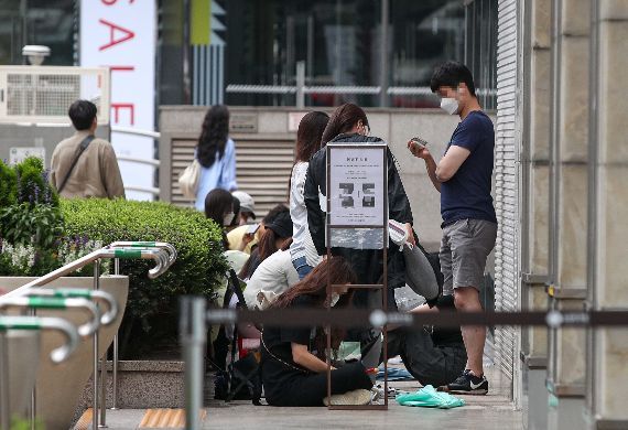 서울 한 대형백화점 명품관 앞에서 시민들이 명품관 개점을 기다리고 있다.강진형 기자