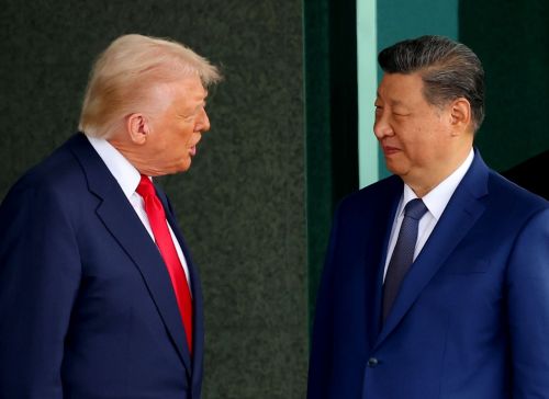 도널드 트럼프 미국 대통령과 시진핑 중국 국가주석이 지난해 10월 30일 부산 김해공군기지 의전실 나래마루에서 미중 정상회담을 마친 뒤 회담장을 나서며 대화하고 있다.연합뉴스