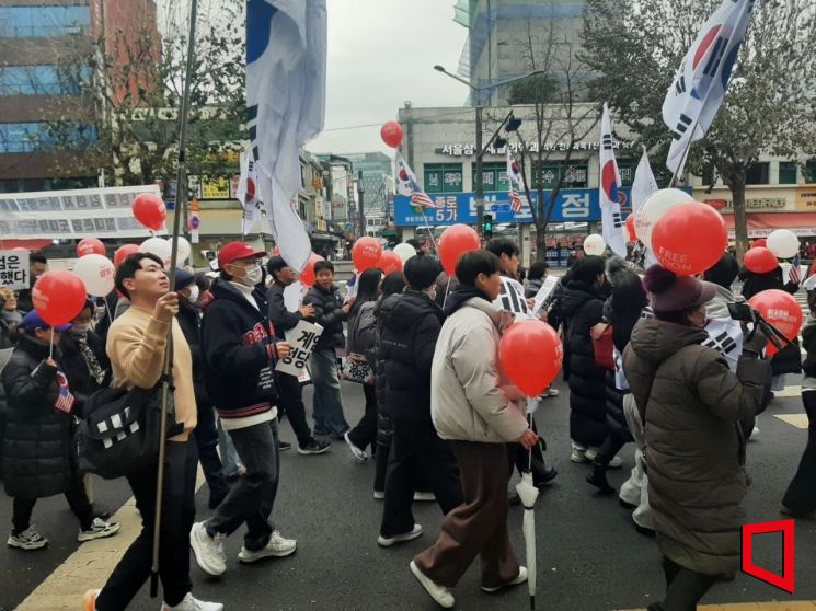 2025년 12월6일 동대문 거리에서 열린 집회 현장의 모습.대학생 보수단체인 자유대학이 주최한 계엄 찬성 집회에서 시위대들이 구호를 외치며 행진하고 있다.임주형기자