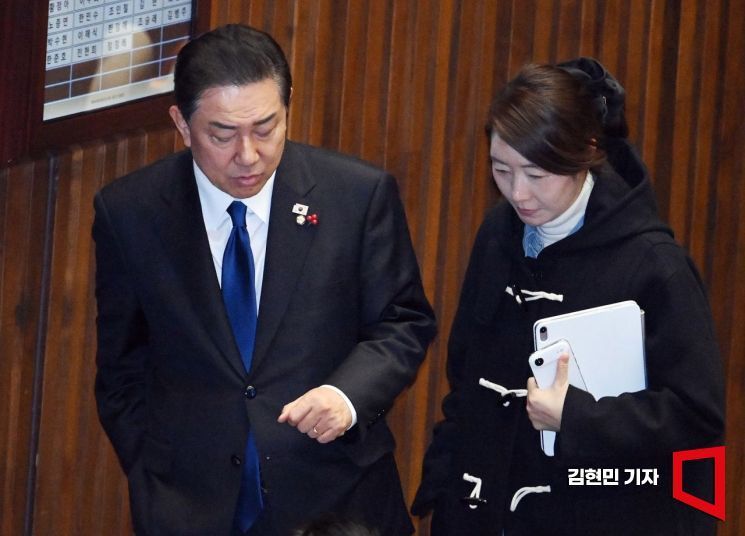 김병기 전 더불어민주당 원내대표(왼쪽)와 강선우 민주당 의원이 지난해 12월 24일 국회 본회의에 출석해 대화하고 있다.김현민 기자