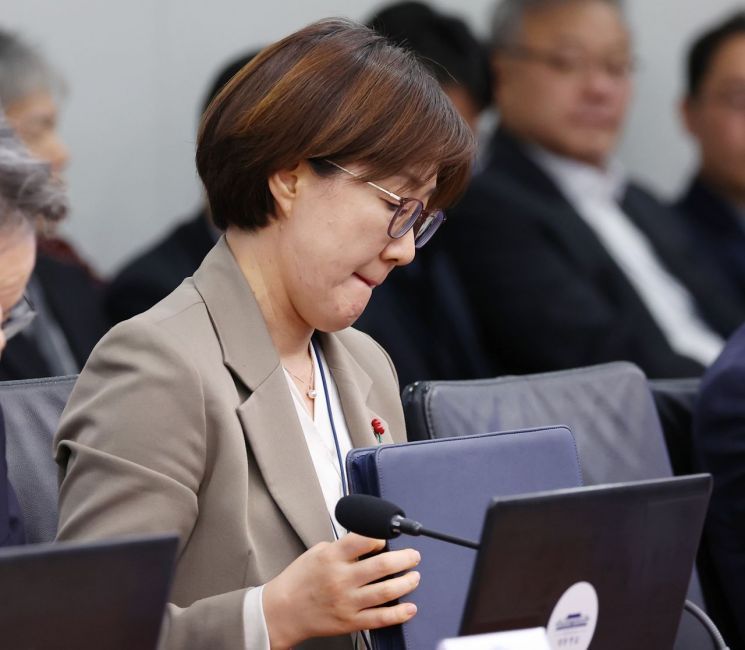 김현지 청와대 제1부속실장이 지난해 12월 4일 대통령실에서 열린 수석보좌관회의에 참석해 자료를 정리하고 있다.연합뉴스