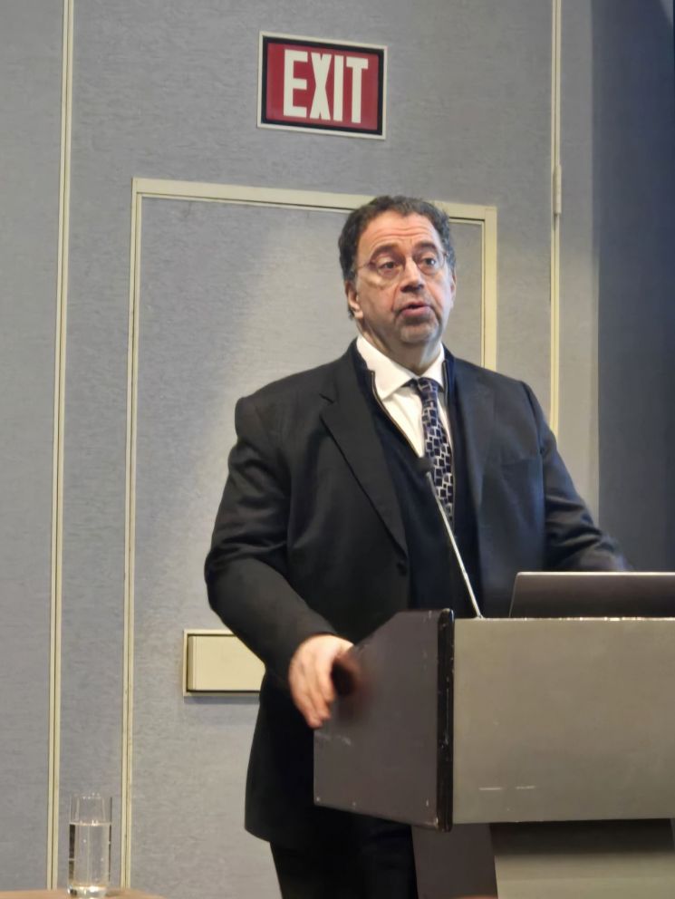 다론 아제모을루 미국 매사추세츠공과대학교(MIT) 경제학과 교수가 4일(현지시간) 미국 펜실베이니아주 필라델피아에서 열린 '전미경제학회 연례총회(ASSA) 2026' 강연에서 발언하고 있다.필라델피아=권해영 특파원