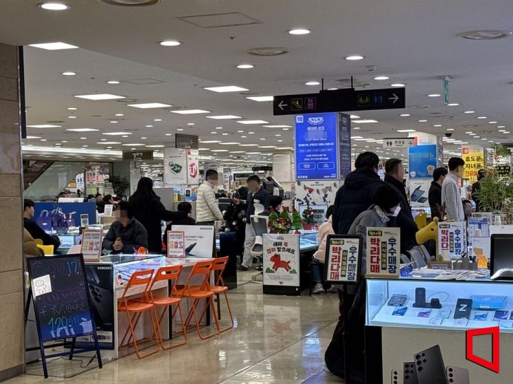3일 오후 서울 구로구 신도림 테크노마트의 휴대폰 판매 상가에서 손님들이 휴대폰 구매 상담을 받고 있다.이명환 기자