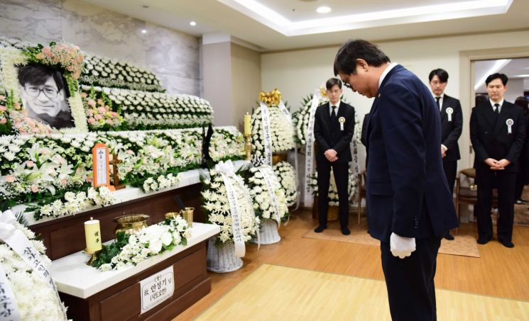 최휘영 문화체육관광부 장관이 5일 별세한 배우 안성기의 서울성모병원 빈소에서 조문하고 있다.사진공동취재단