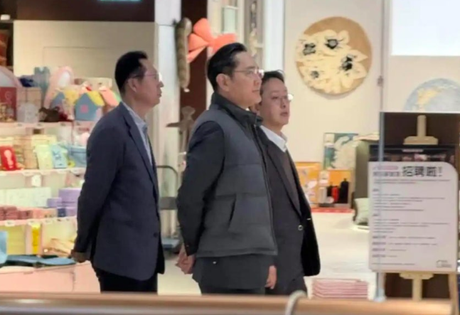 중국 베이징 쇼핑몰에서 목격된 이재용 삼성전자 회장.웨이보 캡처