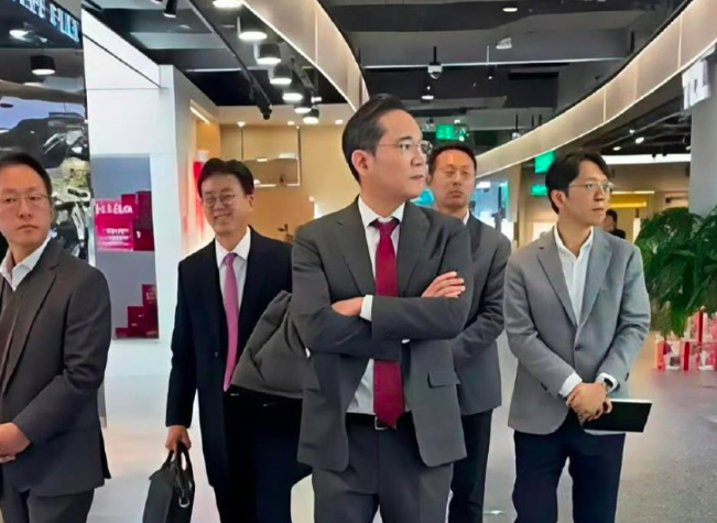 중국 베이징 쇼핑몰에서 목격된 이재용 삼성전자 회장.웨이보 캡처