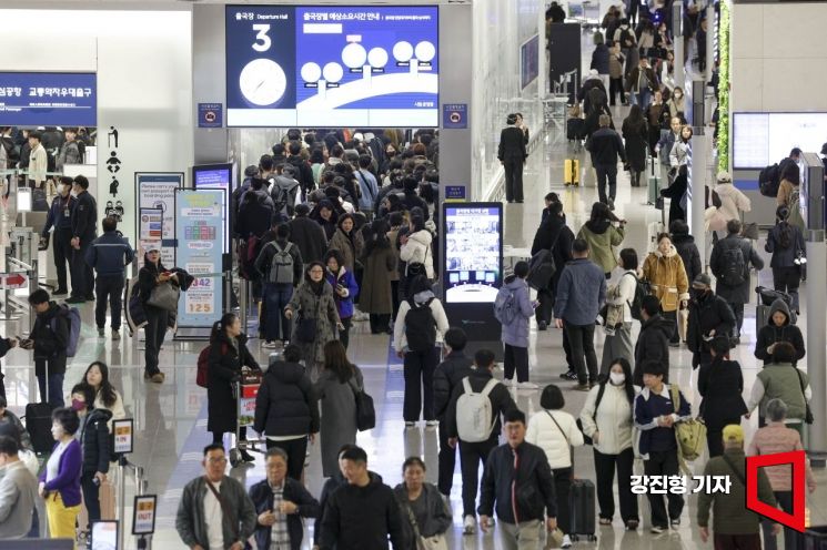 새해 징검다리 연휴를 앞둔 31일 여행객들로 붐비고 있는 인천국제공항의 모습.아시아경제DB