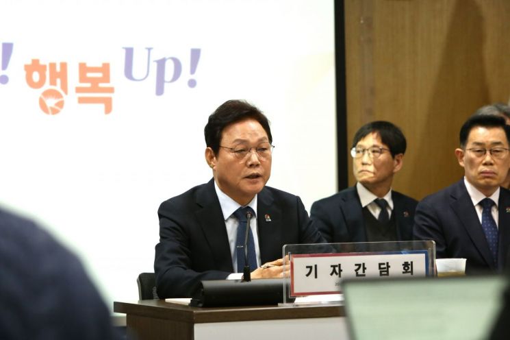 박완수 경남도지사가 2026년 신년기자간담회에서 기자들의 질문에 답하고 있다.이세령 기자