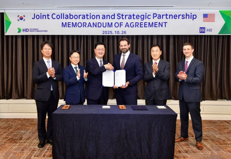 지난해 10월26일 'APEC 2025'가 열릴 예정인 경북 경주 라한셀렉트 호텔에서 주원호 HD현대중공업 특수선사업부 사장(왼쪽 세 번째부터)과 에릭 츄닝 헌팅턴 잉걸스 전략 개발 총괄 부사장 등 양사 관계자들이 